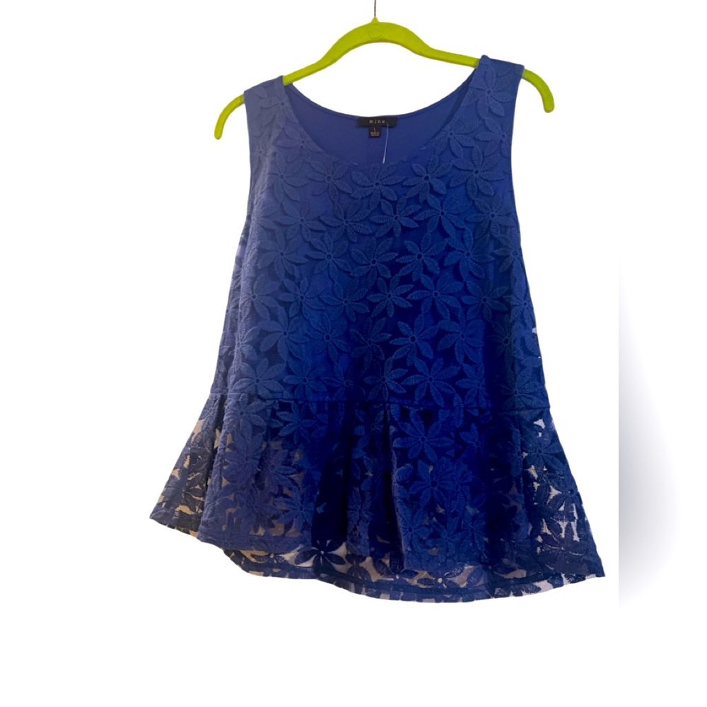 BLUE FLORAL TOP. NWT